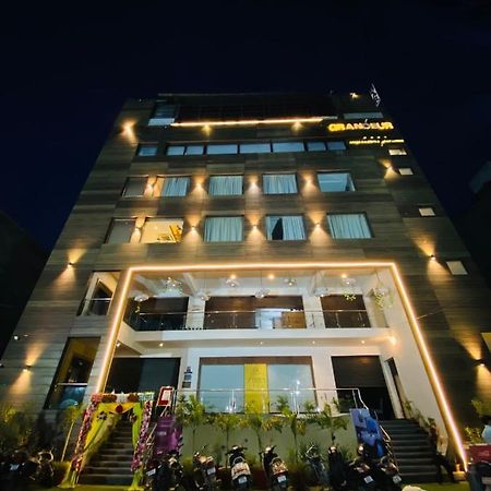 Hotel Ss Grandeur Lakhnau Kültér fotó